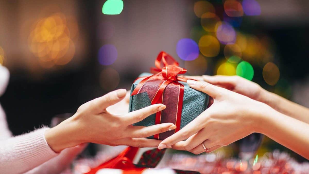 Tips to Buy Beautiful Gift for Family Member within Your Budget